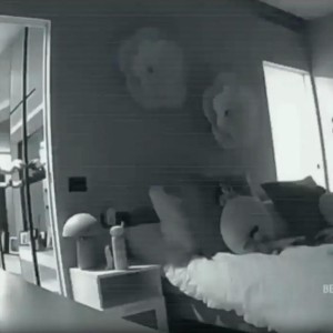 体育品牌-瓦尔迪和妻子曝光了去年被偷时的监控画面，几名窃贼均带有武器